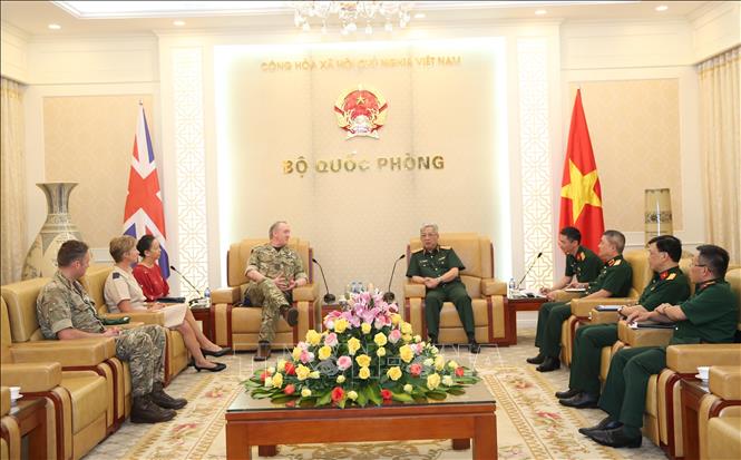 Trong ảnh: Thượng tướng Nguyễn Chí Vịnh tiếp Đại tá David Houghton, tùy viên Quốc phòng Vương quốc Anh nhân dịp kết thúc nhiệm kỳ công tác tại Việt Nam (14/10/2019). Ảnh: Hồng Pha - TTXVN phát.