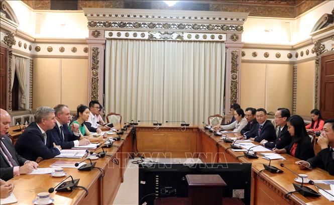 Trong ảnh: Phó Chủ tịch Thường trực Ủy ban nhân dân Thành phố Hồ Chí Minh Lê Thanh Liêm tiếp Ngài Conor Burns, Nghị sỹ Quốc hội, Quốc vụ khanh Bộ Thương mại Quốc tế Vương quốc Anh, đang thăm và làm việc tại Việt Nam (3/10/2019). Ảnh: Xuân Khu-TTXVN