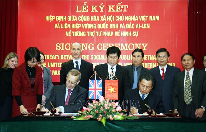 Trong ảnh: Lễ ký Hiệp định tương trợ Tư pháp về hình sự giữa Việt Nam và Anh, chiều 13/1/2009, tại Hà Nội. Ảnh: Tùng Lâm - TTXVN