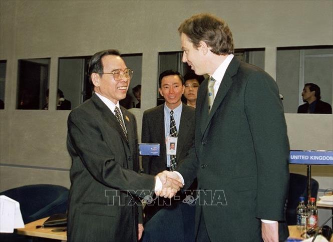 Trong ảnh: Ngày 4/4/1998, nhân dịp dự hội nghị cấp cao Á - Âu 2 (ASEM-2) tại Vương quốc Anh, Thủ tướng Phan Văn Khải gặp Thủ tướng Anh Tony Blair. Ảnh: Kim Hùng - TTXVN