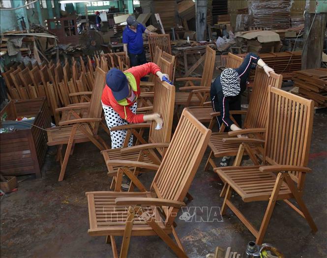 Kinh tế - thương mại là điểm sáng và cũng là trụ cột ưu tiên của quan hệ đối tác chiến lược Việt Nam - Anh. Các mặt hàng Việt Nam có lợi thế xuất khẩu sang Anh, bao gồm thủy, hải sản, gỗ và sản phẩm gỗ, hàng dệt may, giày dép, thiếc, máy vi tính, điện thoại và linh kiện điện tử. Trong ảnh: Công ty TNHH Tài Phước trong Khu Công nghiệp Phú Tài (Bình Định) mỗi năm sản xuất và xuất khẩu sang thị trường châu Âu, Trung Quốc hơn 3.000m3 đạt doanh thu hơn 5 triệu USD. Ảnh: Vũ Sinh - TTXVN