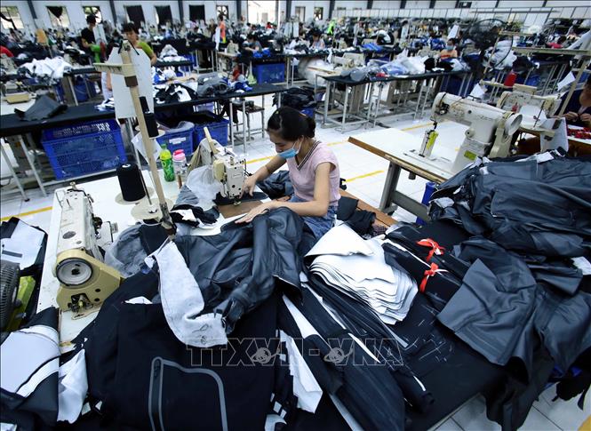 Kinh tế - thương mại là điểm sáng và cũng là trụ cột ưu tiên của quan hệ đối tác chiến lược Việt Nam - Anh. Các mặt hàng Việt Nam có lợi thế xuất khẩu sang Anh, bao gồm thủy, hải sản, gỗ và sản phẩm gỗ, hàng dệt may, giày dép, thiếc, máy vi tính, điện thoại và linh kiện điện tử. Trong ảnh: May gia công hàng quần áo xuất khẩu tại Công ty TNHH may Kydo Việt Nam tại khu Công nghiệp Phố nối A (Hưng Yên). Ảnh: Phạm Kiên – TTXVN