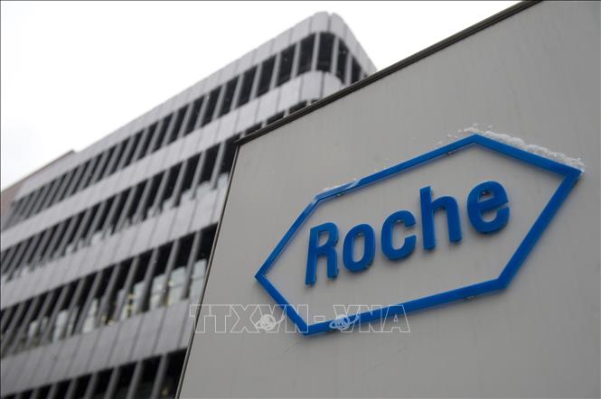Trong ảnh: Biểu tượng hãng dược phẩm Roche tại trụ sở ở Basel, Thụy Sĩ. Ảnh: AFP/ TTXVN