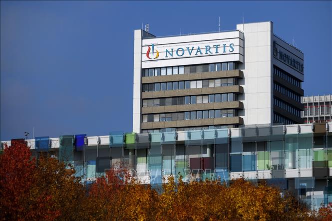 Trong ảnh: Biểu tượng hãng dược phẩm Novartis tại trụ sở ở Basel, Thụy Sĩ. Ảnh: AFP/ TTXVN