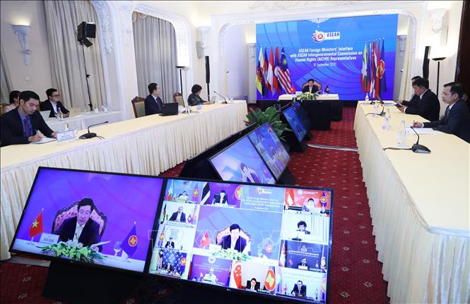 Photo: Vietnamese Deputy Prime Minister, Foreign Minister Pham Binh Minh chairs the event from Hanoi. VNA Photo: Lâm Khánh