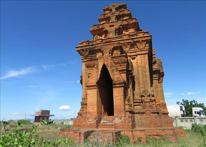 Trong ảnh: Tháp Bắc có quy mô nhỏ hơn tháp Nam, có cửa chính quay về hướng Đông. Ảnh: Nguyễn Thành – TTXVN