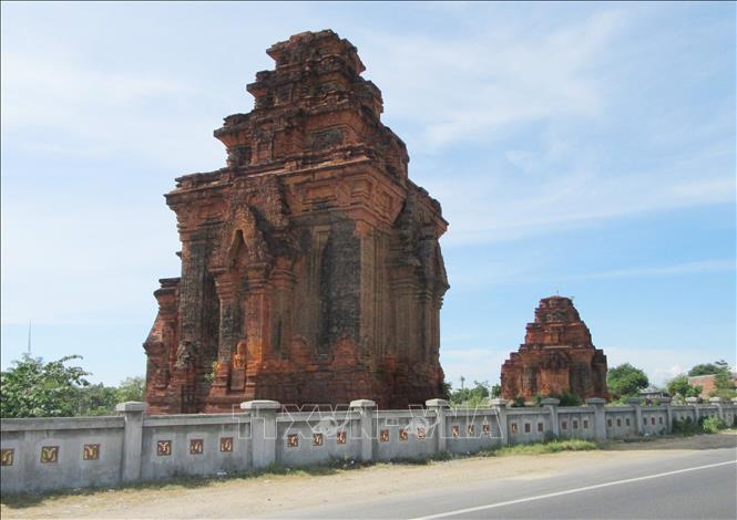 Trong ảnh: Tháp Hòa Lai nằm ngay bên Quốc lộ 1A, cách thành phố Phan Rang – Tháp Chàm khoảng 15 km về phía Bắc. Ảnh: Nguyễn Thành – TTXVN