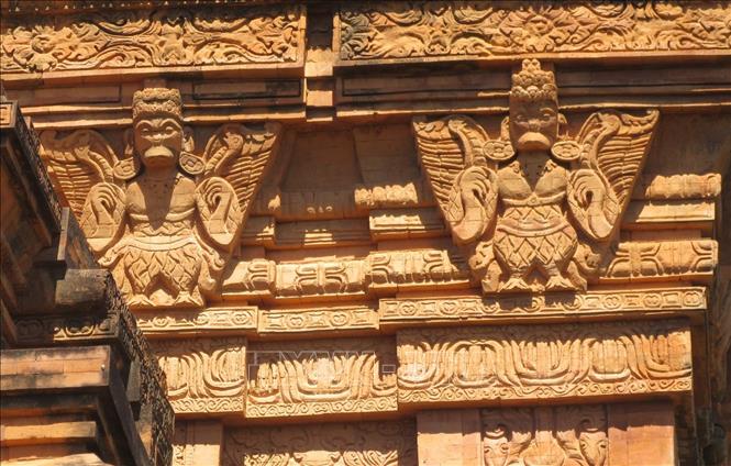 Trong ảnh: Biểu tượng chim thần Garuda trang trí trên tháp Hòa Lai. Ảnh: Nguyễn Thành – TTXVN