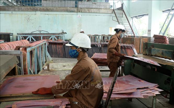 Trong ảnh: Sản xuất đồng tấm Cathode tại chi nhánh luyện đồng Lào Cai. Ảnh: Quốc Khánh - TTXVN