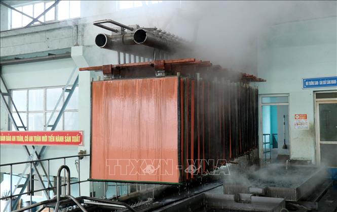 Trong ảnh: Sản xuất đồng tấm Cathode tại chi nhánh luyện đồng Lào Cai. Ảnh: Quốc Khánh - TTXVN