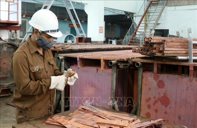 Trong ảnh: Sản xuất đồng tấm Cathode tại chi nhánh luyện đồng Lào Cai. Ảnh: Quốc Khánh - TTXVN