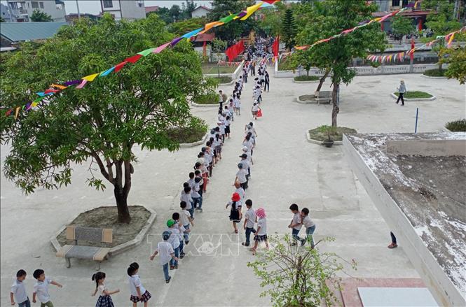 Trong ảnh: Giờ tan học của các học sinh Trường Tiểu học Kim Đồng. Ảnh: Đức Phương - TTXVN