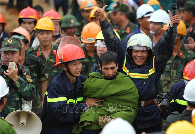 Phóng viên TTXVN đã phản ánh các sự kiện, các nhân chứng lịch sử và chính những người cầm bút, cầm máy ảnh của TTXVN còn trực tiếp tham gia và góp phần làm nên những sự kiện lịch sử hào hùng đó. Trong ảnh: Bức ảnh lực lượng cứu nạn đưa một công nhân bị mắc kẹt ra ngoài an toàn, trong nhóm tác phẩm ảnh đoạt giải A Giải báo chí quốc gia năm 2014 về sự kiện giải cứu 12 công nhân trong vụ sập hầm thủy điện Đạ Dâng (Lâm Đồng).  Ảnh: Dương Giang – TTXVN