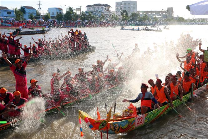 Trong ảnh: Bức ảnh ngày hội đua ghe ngo của đồng bào dân tộc Khmer Nam bộ ở Sóc Trăng là biểu hiện của sự phát triển văn hóa dân tộc và niềm vui chiến thắng. Ảnh: Trung Hiếu - TTXVN