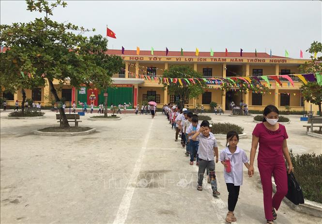 Trong ảnh: Giờ tan học của các học sinh Trường Tiểu học Kim Đồng. Ảnh: Đức Phương - TTXVN