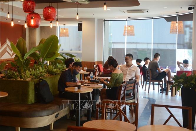 Trong ảnh: Các cửa hàng đã mở cửa trở lại, tuy nhiên lượng khách vẫn còn ít. Ảnh: Văn Dũng - TTXVN