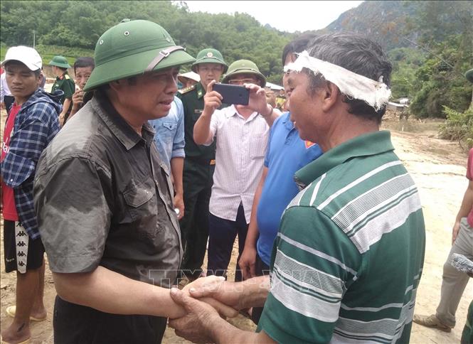 Ngày 8/8/2019, đồng chí Phạm Minh Chính, Ủy viên Bộ Chính trị, Trưởng ban Tổ chức Trung ương cùng đoàn công tác đến thăm hỏi, động viên, tặng quà nhân dân vùng bị lũ lụt và kiểm tra công tác khắc phục hậu quả thiên tai trên địa bàn bản Sa Ná, xã Na Mèo, huyện Quan Sơn, tỉnh Thanh Hóa. Ảnh: Nguyễn Nam - TTXVN