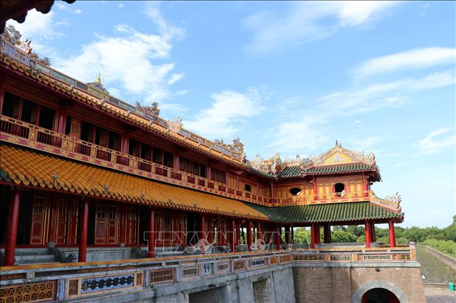 Photo: The last emperor of the last dynasty of Vietnam, Bao Dai, read to a large crowd an edict of abdication and handed over the golden seal and sword symbolysing royal power to the provisional Government in front of the Ngo Mon gate in Hue city on the afternoon of August 30, 1945. VNA Photo: Đỗ Trưởng