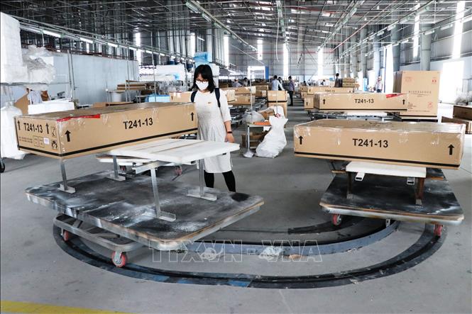 Trong ảnh: Đóng gói lô hàng đồ gỗ xuất khẩu sang Mỹ tại Công ty Triệu Phú Lộc. Ảnh: Dương Chí Tưởng - TTXVN