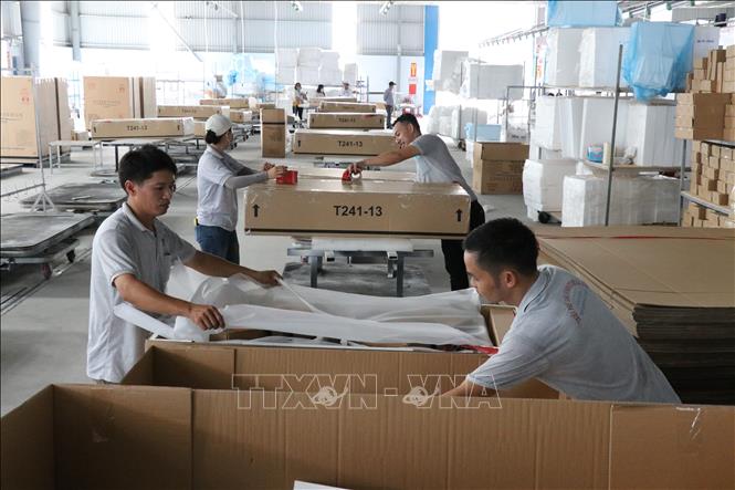 Trong ảnh: Đóng gói sản phẩm đồ gỗ xuất khẩu tại Công ty chế biến gỗ Triệu Phú Lộc (xã An Lập, huyện Bắc Tân Uyên, tỉnh Bình Dương). Ảnh: Dương Chí Tưởng - TTXVN