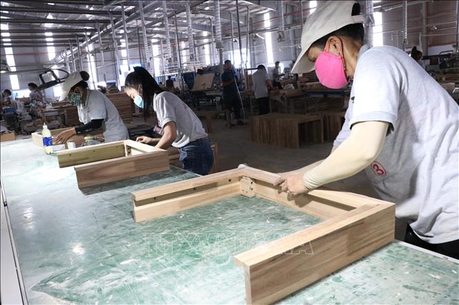 Trong ảnh: Sản xuất đồ gỗ xuất khẩu tại Công ty chế biến gỗ Triệu Phú Lộc (xã An Lập, huyện Bắc Tân Uyên, tỉnh Bình Dương). Ảnh: Dương Chí Tưởng - TTXVN