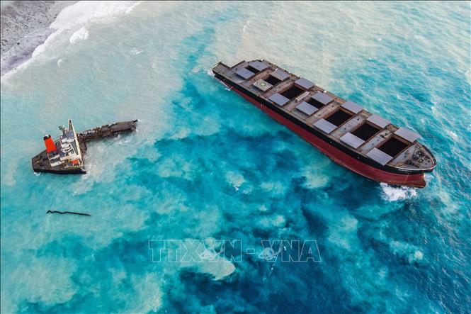 Trong ảnh: Tàu MV Wakashio bị vỡ đôi khi mắc cạn tại một rạn san hô ở ngoài khơi đảo quốc Mauritius, ngày 17/8/2020. Ảnh: AFP/TTXVN