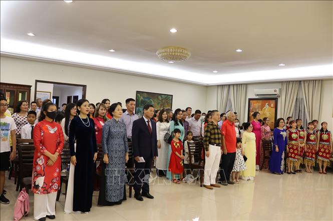 Trong ảnh: Các đại biểu làm lễ chào cờ tại buổi lễ. Ảnh: Nguyễn Hà Ngọc - TTXVN