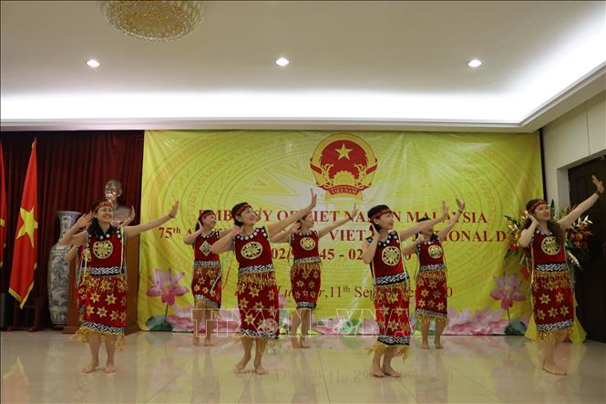 Trong ảnh: Biểu diễn văn nghệ tại buổi lễ. Ảnh: Nguyễn Hà Ngọc - TTXVN