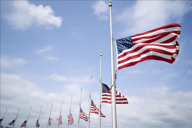Trong ảnh: Quốc kỳ Mỹ được treo rủ tại Đài tưởng niệm Washington trong lễ tưởng niệm 19 năm ngày xảy ra vụ tấn công khủng bố 11/9 ở Washington DC., ngày 11/9/2020. Ảnh: THX/TTXVN