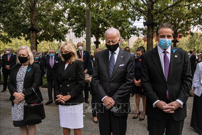 Trong ảnh: Ứng viên tranh cử Tổng thống của đảng Dân chủ Mỹ Joe Biden (thứ 2, phải) dự lễ tưởng niệm các nạn nhân tử nạn trong vụ tấn công khủng bố 11/9 cách đây 19 năm tại Đài tưởng niệm và Bảo tàng 11/9, ở New York (Mỹ), ngày 11/9/2020. Ảnh: AFP/TTXVN