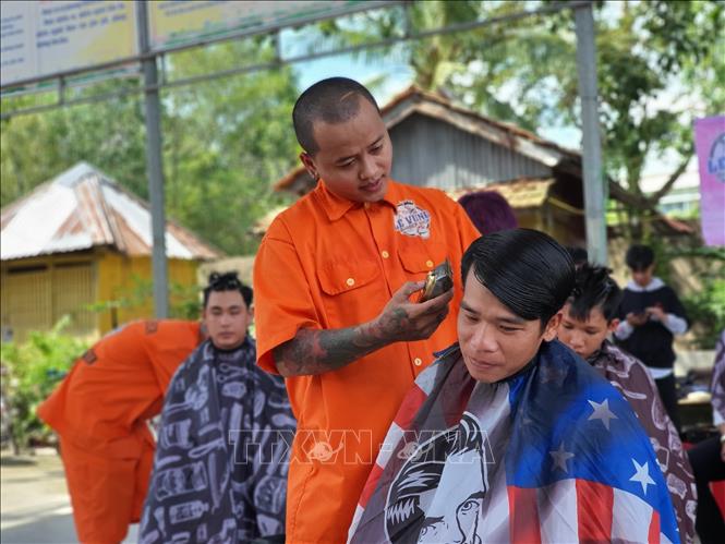 Trong ảnh: Nhóm thiện nguyện cắt tóc miễn phí cho người dân tại Tịnh xá Ngọc Liên (huyện Cờ Đỏ, thành phố Cần Thơ). Ảnh: Ánh Tuyết - TTXVN 