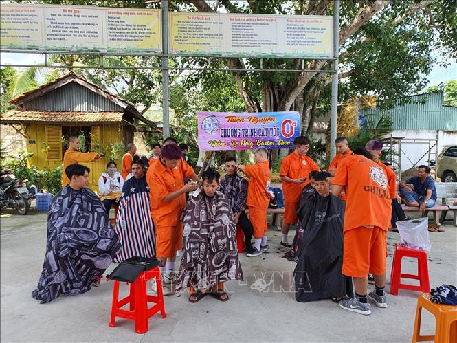 Trong ảnh: Nhóm thiện nguyện cắt tóc miễn phí cho người dân tại Tịnh xá Ngọc Liên (huyện Cờ Đỏ, thành phố Cần Thơ). Ảnh: Ánh Tuyết - TTXVN 