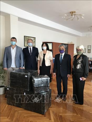 Trong ảnh: Đại sứ quán trao tặng một số trang thiết bị y tế do Hội hữu nghị Việt Nam-Ukraine và Hội Hữu nghị Ukraine-Việt Nam quyên góp cho Trường chuyên ngữ số 251. Ảnh: ĐSQ Việt Nam tại Ukraine cung cấp