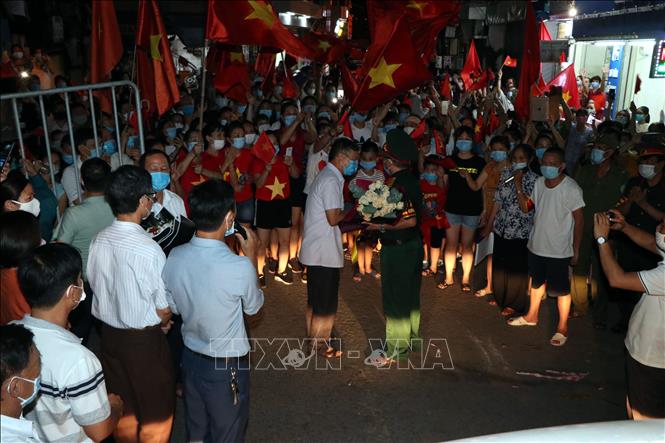 Trong ảnh: Chính quyền địa phương tặng hoa chúc mừng người dân ở khu phố Nguyễn Chí Thanh, thành phố Hải Dương đã hoàn thành cách ly y tế.
Ảnh: Mạnh Tú - TTXVN