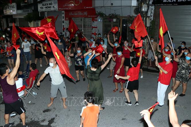 Trong ảnh: Người dân ở khu phố Nguyễn Chí Thanh, thành phố Hải Dương ăn mừng khi được tháo dỡ cách ly y tế.
Ảnh: Mạnh Tú - TTXVN