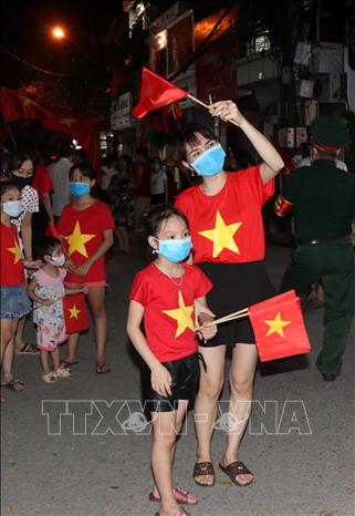 Trong ảnh: Người dân ở khu phố Nguyễn Chí Thanh, thành phố Hải Dương ăn mừng khi được tháo dỡ cách ly y tế.
Ảnh: Mạnh Tú - TTXVN