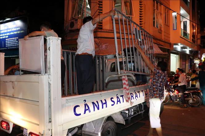 Lực lượng chức năng tháo dỡ hàng rào cách ly ở khu phố Nguyễn Chí Thanh, thành phố Hải Dương.
Ảnh: Mạnh Tú - TTXVN