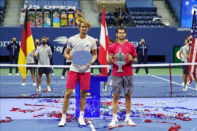 Trong ảnh: Tay vợt Áo Dominic Thiem (phải) đăng quang vô địch đơn nam US Open 2020 sau khi đánh bại đối thủ người Đức Alexander Zverev (trái). Ảnh: Foxsports/TTXVN 