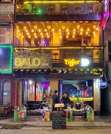 Trong ảnh: Nhiều ưu đãi giảm giá trong thực đơn được các nhà hàng đưa ra nhằm thu hút khách hàng. Ảnh: Thu Hương-TTXVN
