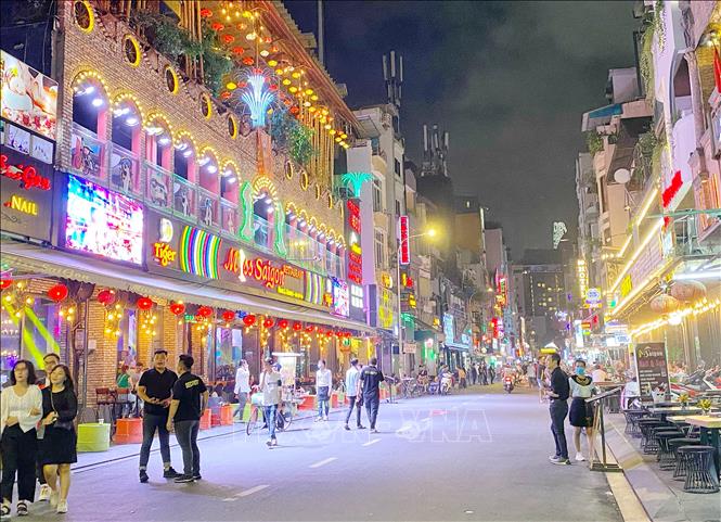 Trong ảnh: Phố Bùi Viện đã hoạt động trở lại. Ảnh: Thu Hương - TTXVN
