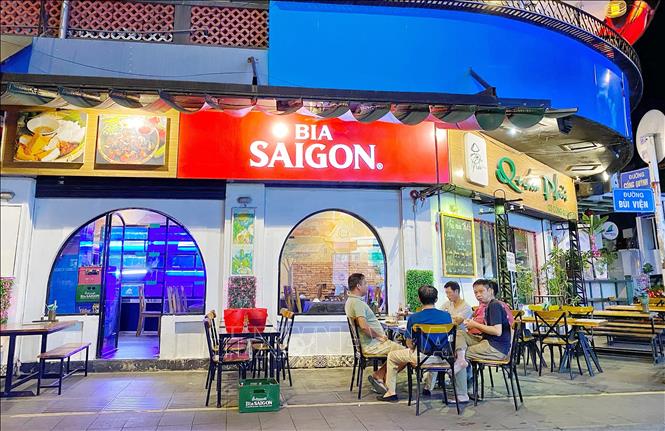 Trong ảnh: Các quán bia tại phố Bùi Viện vắng khách ngày hoạt động trở lại. Ảnh: Thu Hương - TTXVN
