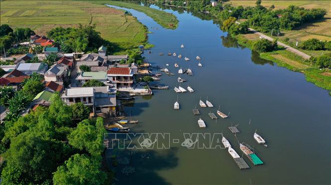 Trong ảnh: Mô hình nuôi cá trong những chiếc lồng thuyền ở xã Hải Phong (Hải Lăng, Quảng Trị). Ảnh: Hồ Cầu - TTXVN