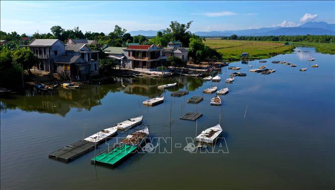 Trong ảnh: Mô hình nuôi cá trong những chiếc lồng thuyền ở xã Hải Phong (Hải Lăng, Quảng Trị). Ảnh: Hồ Cầu - TTXVN