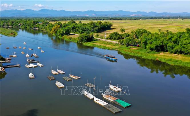 Trong ảnh: Mô hình nuôi cá trong những chiếc lồng thuyền ở xã Hải Phong (Hải Lăng, Quảng Trị). Ảnh: Hồ Cầu - TTXVN