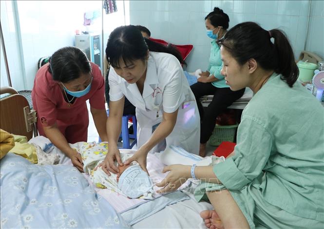 Trong ảnh: Bác sỹ khoa sản kiểm tra, chăm sóc bệnh nhi sau sinh tại Bệnh viện Đa khoa tỉnh Lai Châu. Ảnh: Quý Trung – TTXVN