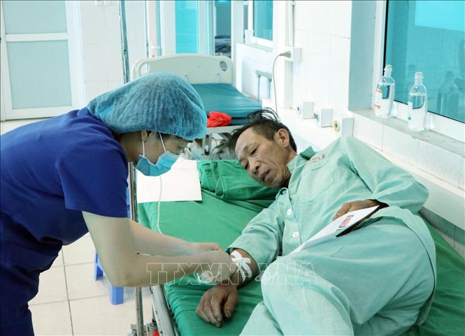 Trong ảnh: Các y, bác sỹ Bệnh viện Đa khoa tỉnh Lai Châu tận tình chăm sóc bệnh nhân. Ảnh: Quý Trung – TTXVN