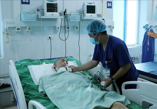 Trong ảnh: Các y, bác sỹ khoa hồi sức cấp cứu luôn tận tình, chu đáo chăm sóc cho bệnh nhân. Ảnh: Quý Trung - TTXVN