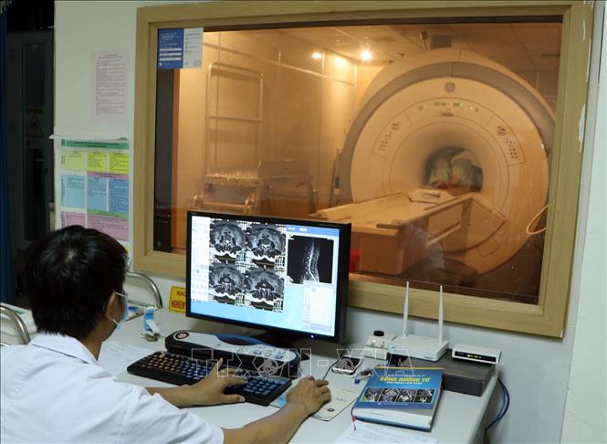 Trong ảnh: Sử dụng hệ thống chụp cắt lớp khám, điều trị cho người bệnh tại Bệnh viện Đa khoa tỉnh Lai Châu. Ảnh: Quý Trung – TTXVN