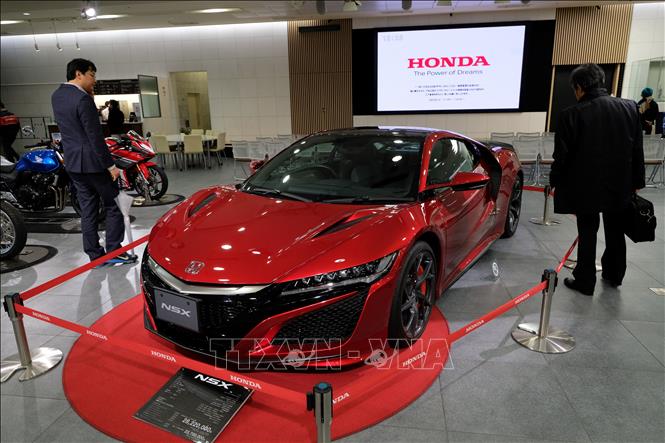 Trong ảnh: Mẫu ô tô của hãng Honda được trưng bày tại cửa hàng ở Tokyo, Nhật Bản. Ảnh: AFP/TTXVN