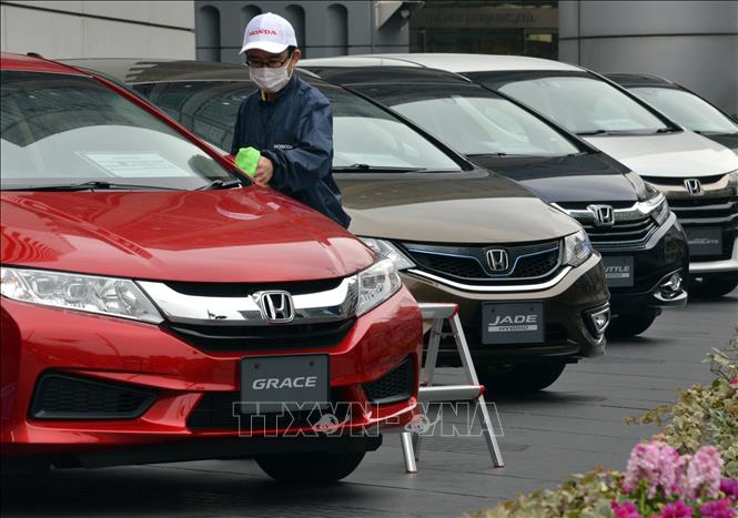 Trong ảnh: Mẫu ô tô của hãng Honda được trưng bày tại cửa hàng ở Tokyo, Nhật Bản. Ảnh: AFP/TTXVN